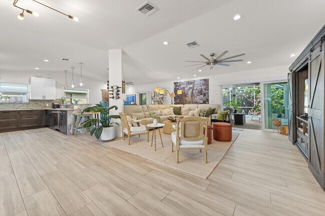Building Photo - 726 SE Seahouse Dr