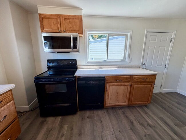 Building Photo - Updated Single Family Home with Fenced Yard