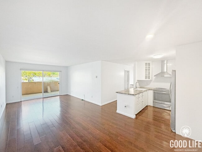 Building Photo - Beautiful 1BD/1BA W/ Reserved Parking and Laundry On-Site in Pacific Beach!