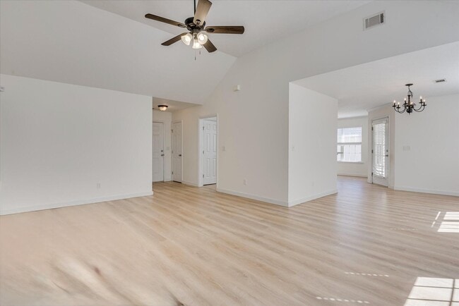 Building Photo - 909 Watsonia Dr