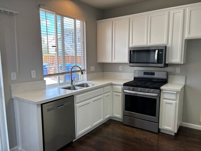 Building Photo - Terrific Brentwood Neighborhood steps from...
