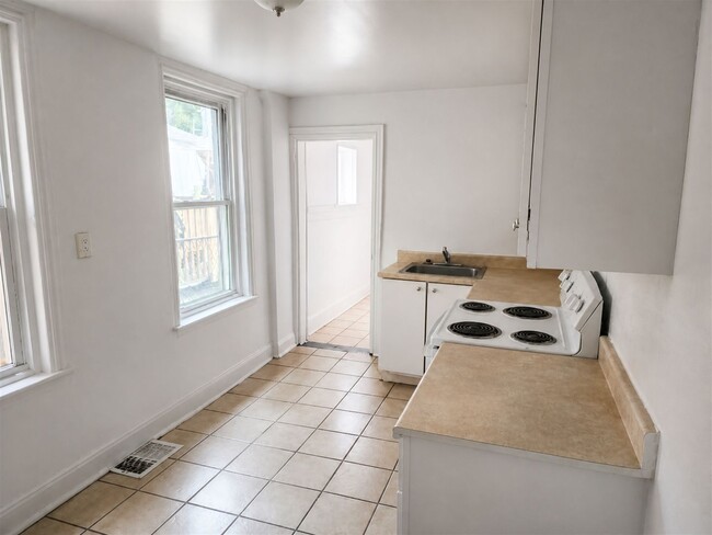 Building Photo - 1207 Lancaster Ave