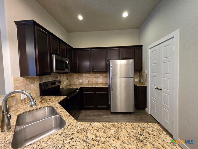 Building Photo - 526 Creekside Frst