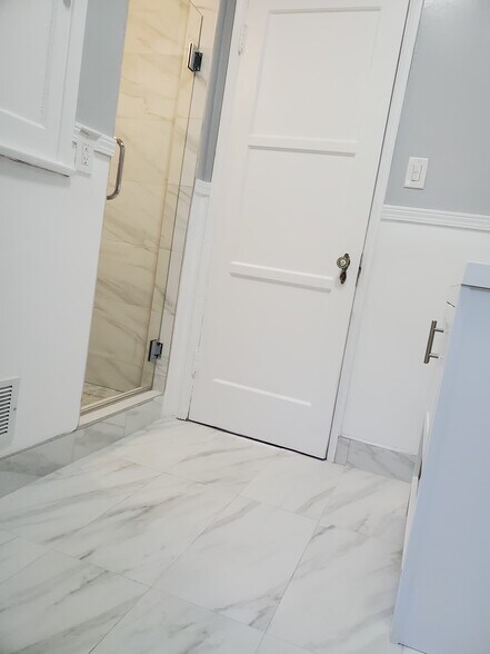 Building Photo - 1070 Masselin Ave