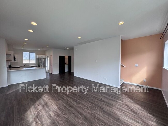 Building Photo - 814 NW Highgarden Dr