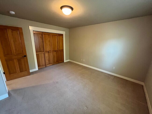 Building Photo - Landscape Maintenance Included! Spacious 3 Bed/2.5 Bath Home in SW Bend - Elder Ridge Street