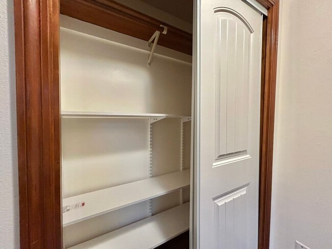 Building Photo - Timeless 5 Bed, 2.5 Bath Home - SW Beaverton