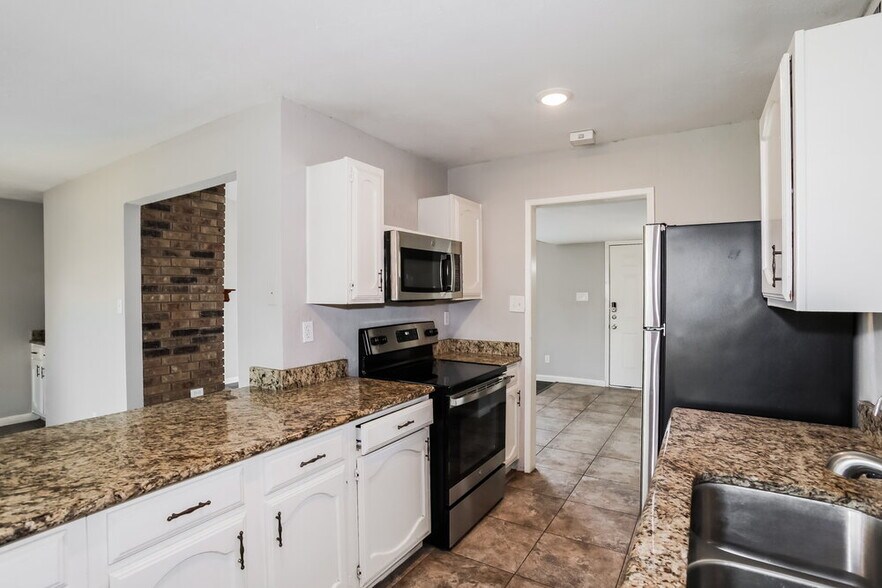Building Photo - 2109 Kings Rd