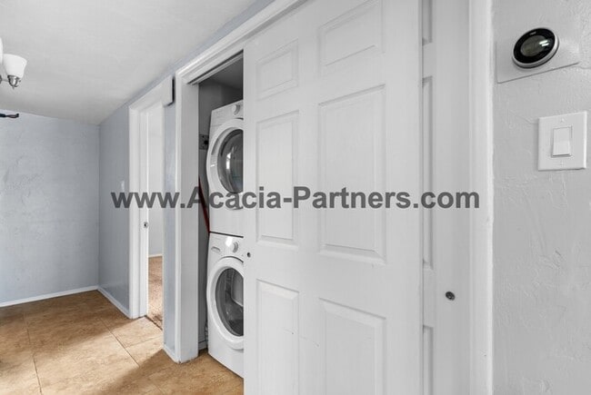 Building Photo - Two Bedroom Home with Guest House