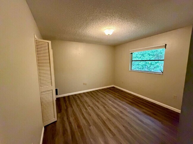 Building Photo - 423 Whispering Oaks Ct