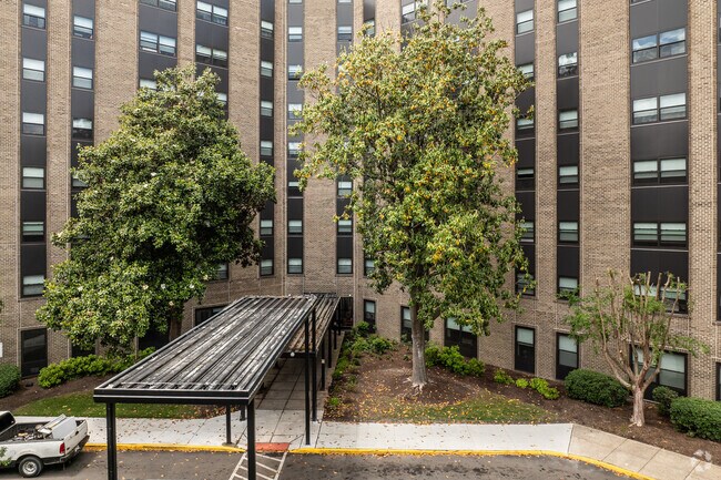 Building Photo - Braywood Manor