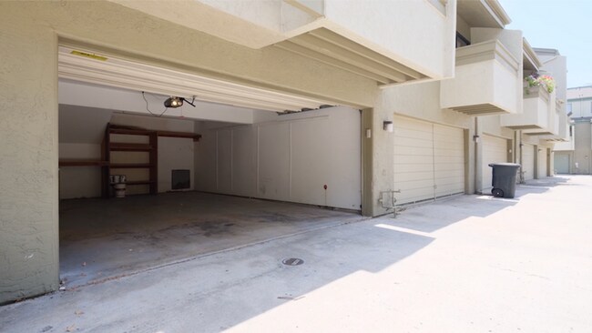 Building Photo - La Jolla 3BR/2.5BA Townhouse @ Eastbluff N...