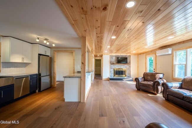 Building Photo - 871 Trout Lake Rd
