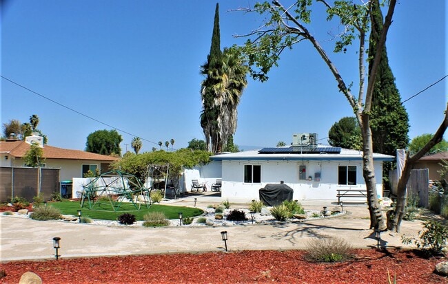 Building Photo - Loma Linda Cottage Near University
