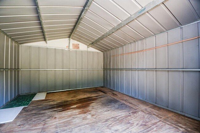 Building Photo - 9806 Larston St