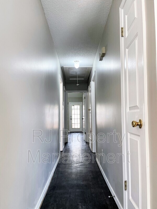 Building Photo - 8226 Town N Country Dr