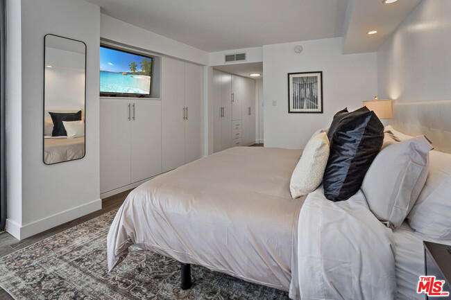 Building Photo - 4267 Marina City Dr