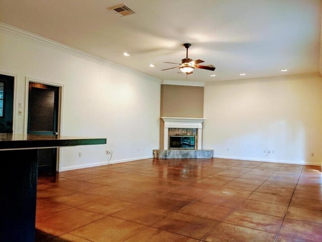Building Photo - 439 Brady Ln