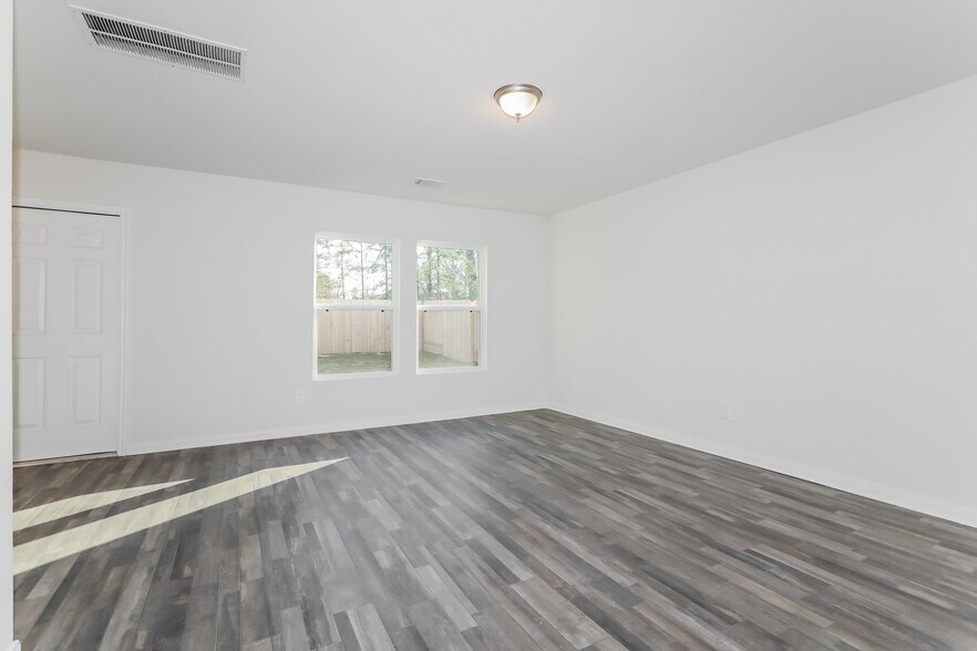 Building Photo - 15763 Del Norte Dr