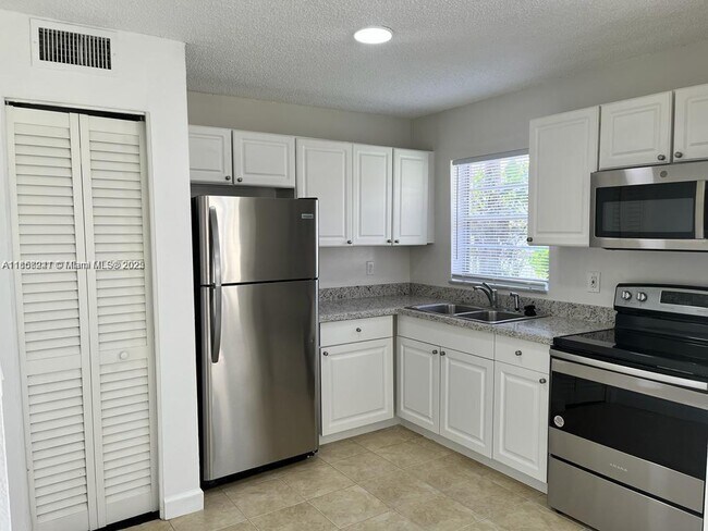 Building Photo - 406 Lakeside Dr