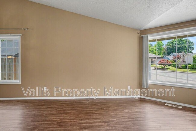 Building Photo - 1075 Mildred Ln SE