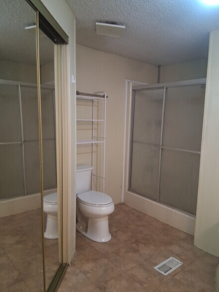Master bath, mirrored doors on walk in closet - 11900 SW 121st Ave