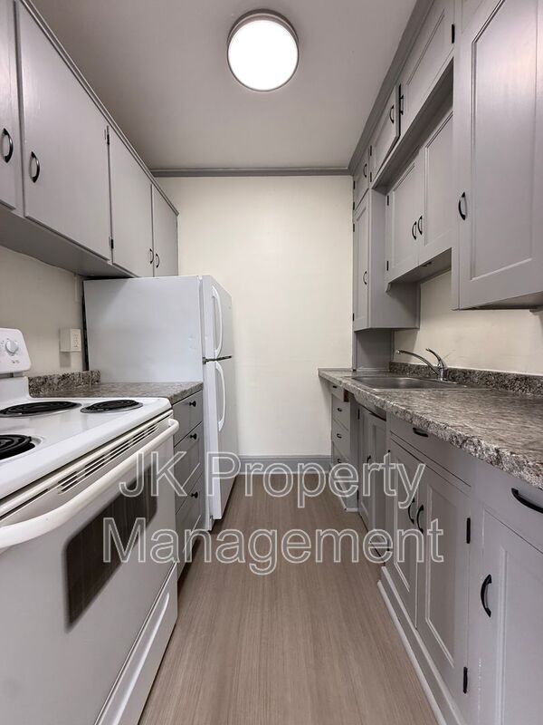 Building Photo - 310 5th St N