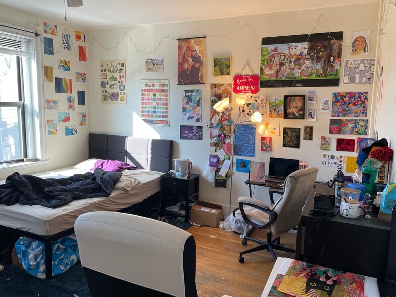 Primary Photo - 100 Linden St