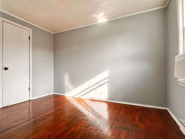 Building Photo - 1502 6th St SE