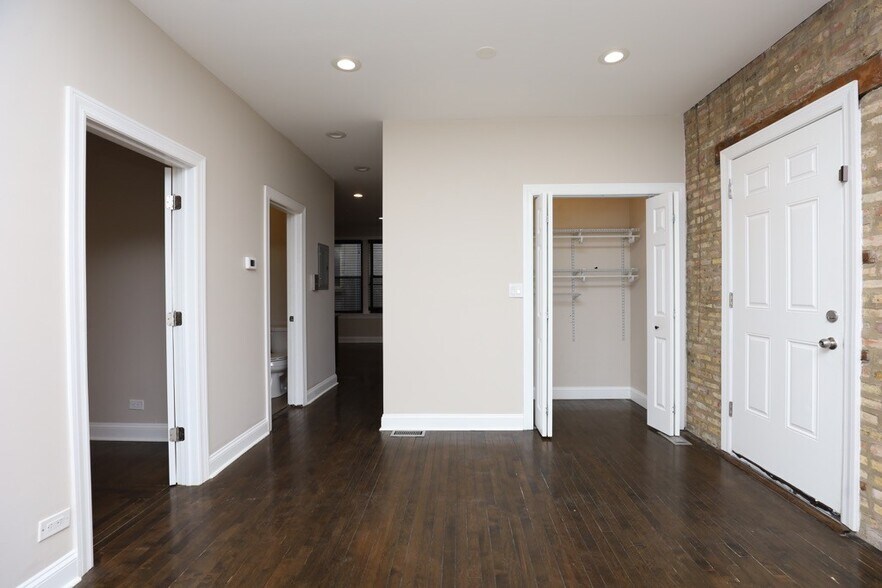Building Photo - 2019 N Hoyne Ave