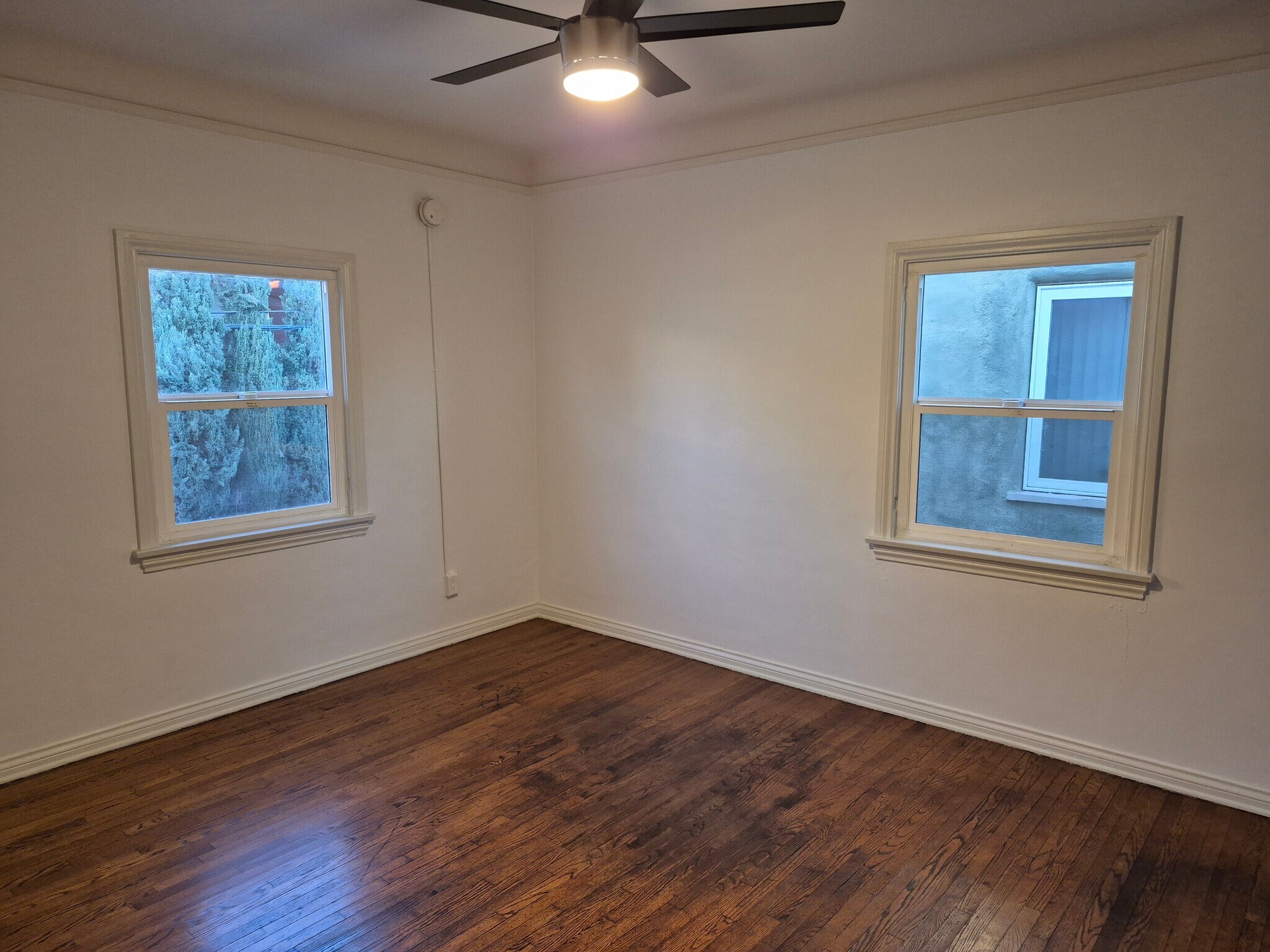 Larger Room (second floor) - 861 N Alexandria Ave