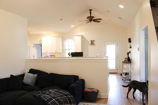 Building Photo - Charming 3BD, 2BA home with spacious yard ...