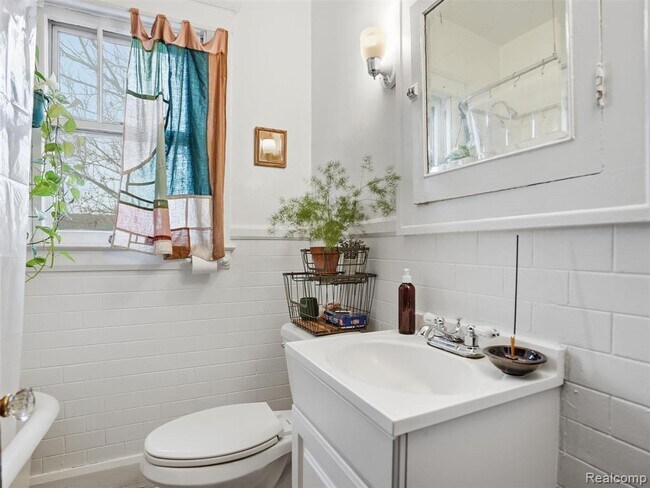 Building Photo - 2000 Dalzelle St