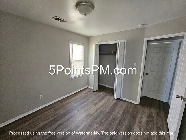 Building Photo - 4424 E 158th St