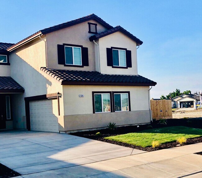 Building Photo - REDUCED!!!  Charming 5 Bedroom 3 Bath Home for Rent