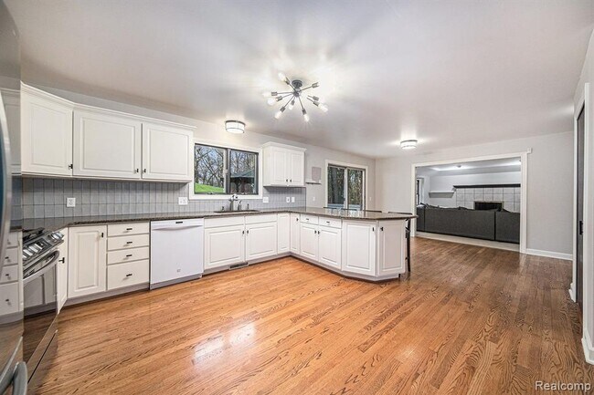 Building Photo - 695 Heritage Dr