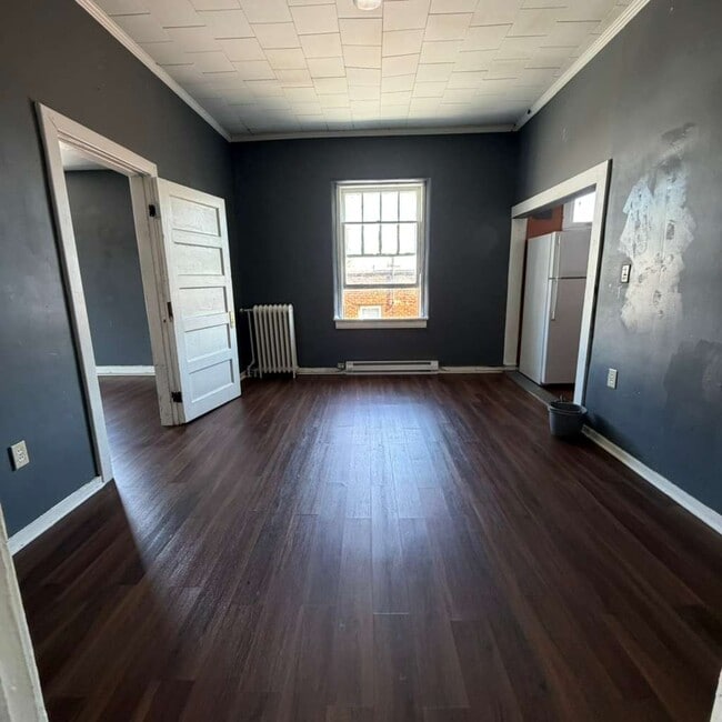 Building Photo - 311 W King St