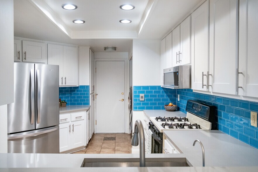 Updated kitchen - 6638 Clybourn Ave