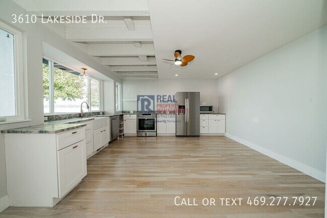 Building Photo - 3610 Lakeside Dr