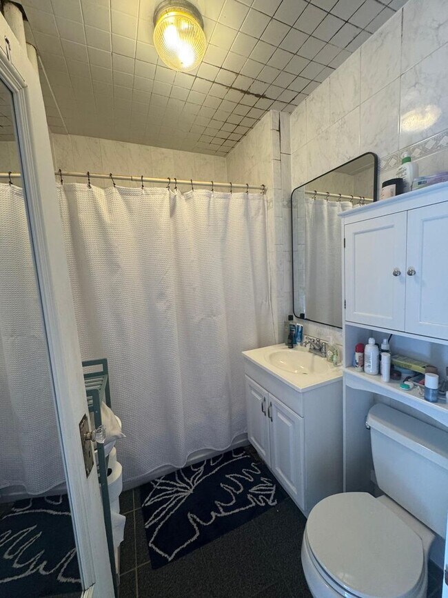 Building Photo - 2BR 1Bth unit. Heat/Hot Water included. Great location!