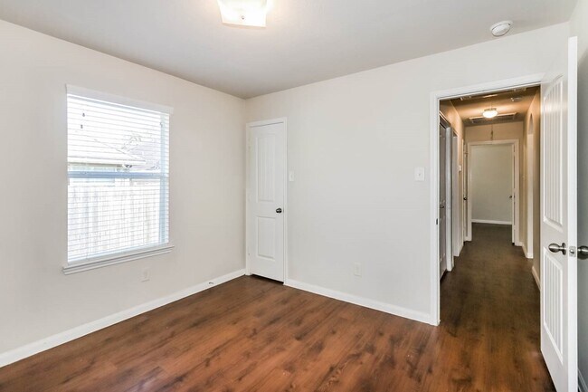 Building Photo - 18707 N Lyford Dr