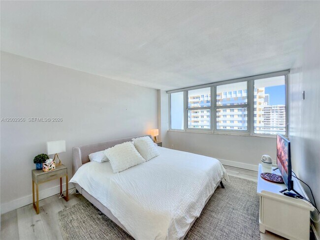 Building Photo - 2030 S Ocean Dr