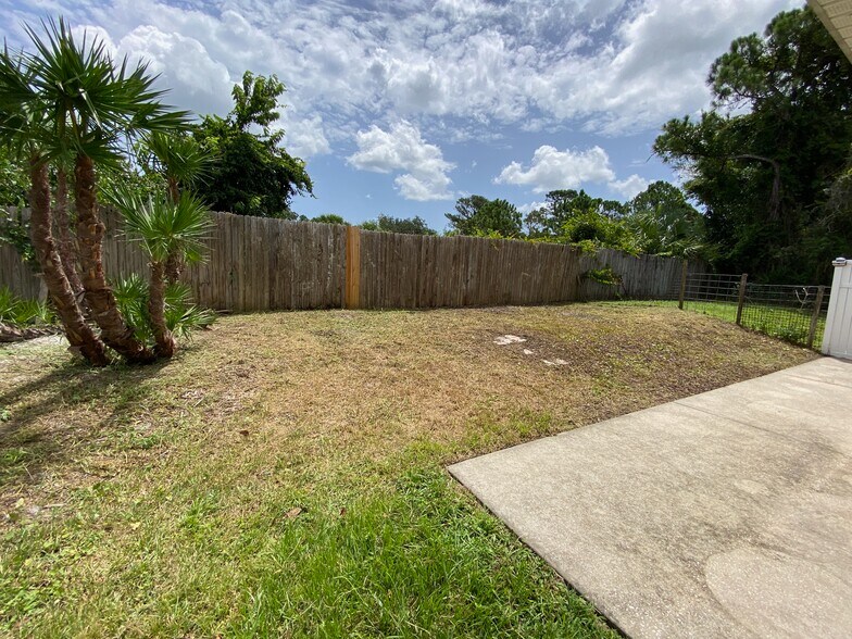 Building Photo - 3321 India Palm Dr