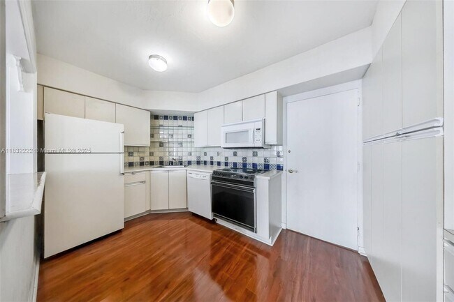 Building Photo - 1408 Brickell Bay Dr