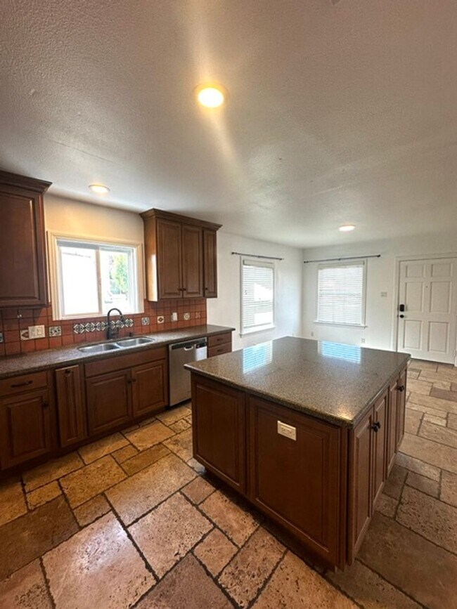 Building Photo - 436 S Seaward Ave