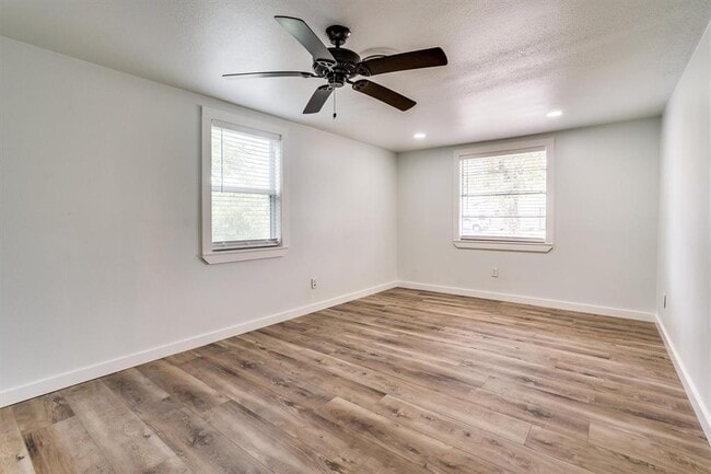 Building Photo - 1405 E Main St