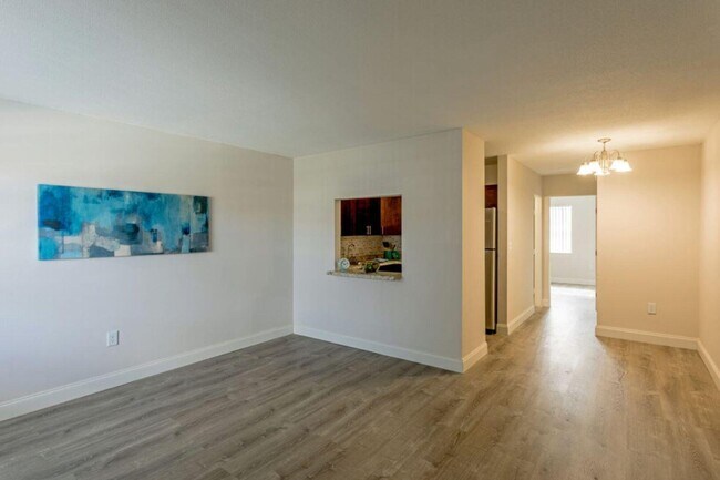 Building Photo - 2711 Vandiver Dr