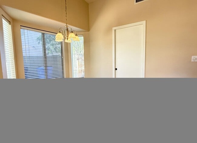 Building Photo - 509 W Ensueno Ct