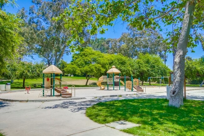 Building Photo - Spacious La Jolla Townhome in Desirable Wo...