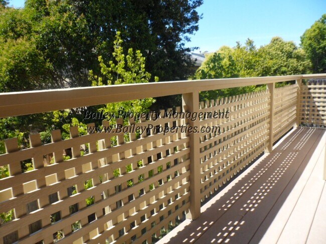 Building Photo - Gorgeous Seascape Townhouse